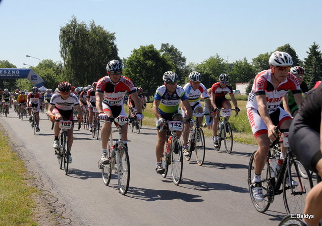 Kolarze na trasie. Grzegorz Brzechwa apeluje o rozwagę  (zdjęcia ze startu)