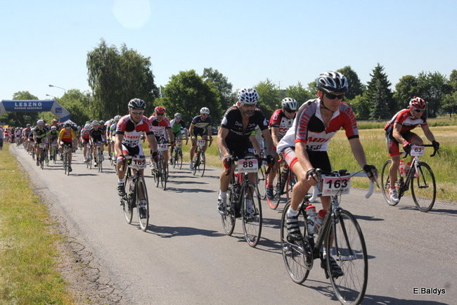 Kolarze na trasie. Grzegorz Brzechwa apeluje o rozwagę  (zdjęcia ze startu)