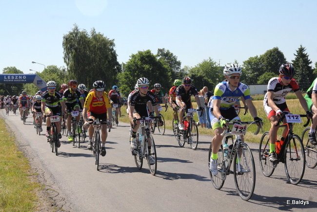 Kolarze na trasie. Grzegorz Brzechwa apeluje o rozwagę  (zdjęcia ze startu)