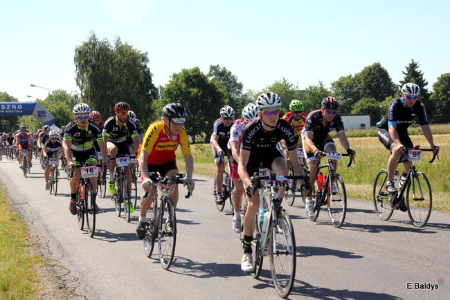 Kolarze na trasie. Grzegorz Brzechwa apeluje o rozwagę  (zdjęcia ze startu)