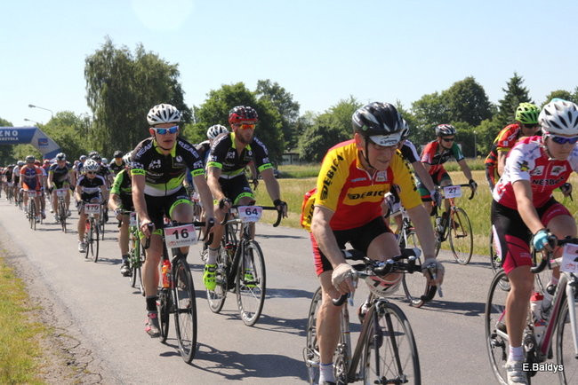 Kolarze na trasie. Grzegorz Brzechwa apeluje o rozwagę  (zdjęcia ze startu)