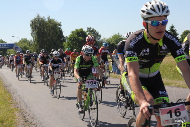 Kolarze na trasie. Grzegorz Brzechwa apeluje o rozwagę  (zdjęcia ze startu)