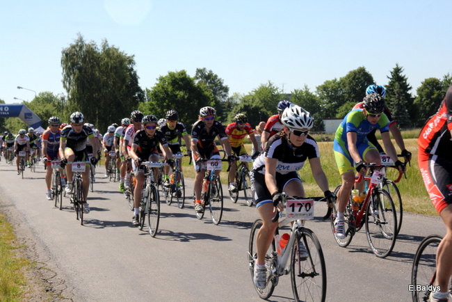 Kolarze na trasie. Grzegorz Brzechwa apeluje o rozwagę  (zdjęcia ze startu)