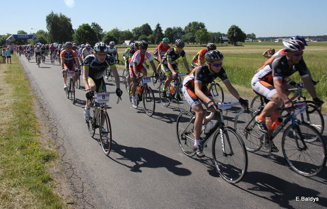 Kolarze na trasie. Grzegorz Brzechwa apeluje o rozwagę  (zdjęcia ze startu)