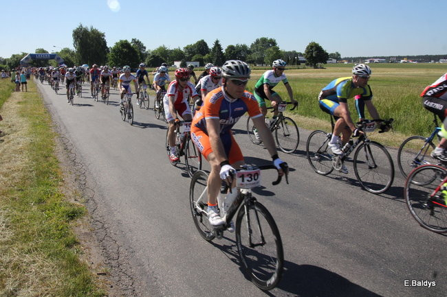 Kolarze na trasie. Grzegorz Brzechwa apeluje o rozwagę  (zdjęcia ze startu)