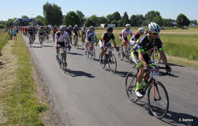 Kolarze na trasie. Grzegorz Brzechwa apeluje o rozwagę  (zdjęcia ze startu)