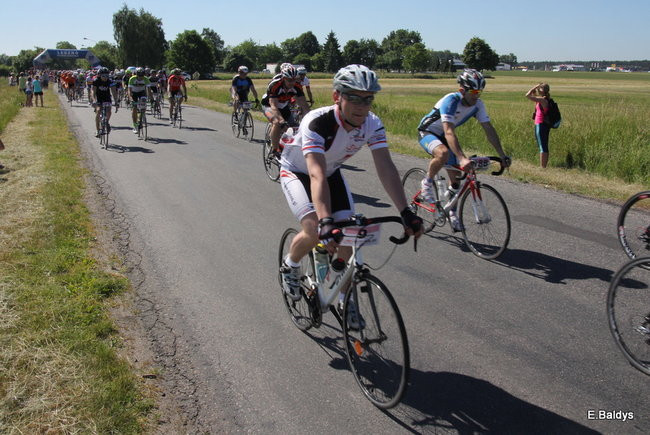 Kolarze na trasie. Grzegorz Brzechwa apeluje o rozwagę  (zdjęcia ze startu)
