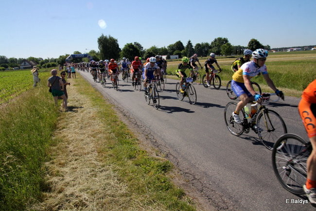 Kolarze na trasie. Grzegorz Brzechwa apeluje o rozwagę  (zdjęcia ze startu)