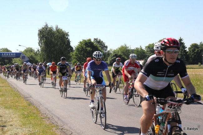 Kolarze na trasie. Grzegorz Brzechwa apeluje o rozwagę  (zdjęcia ze startu)