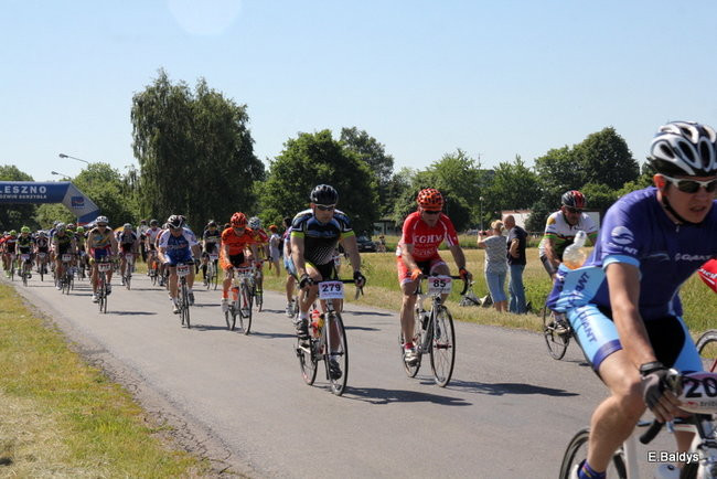 Kolarze na trasie. Grzegorz Brzechwa apeluje o rozwagę  (zdjęcia ze startu)
