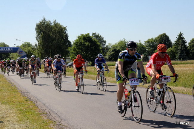 Kolarze na trasie. Grzegorz Brzechwa apeluje o rozwagę  (zdjęcia ze startu)