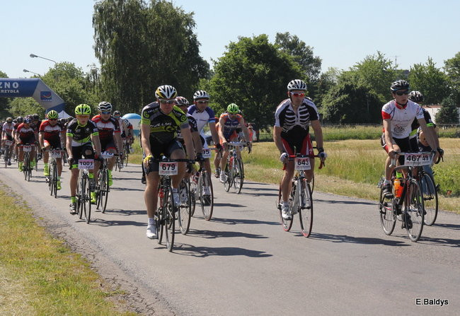 Kolarze na trasie. Grzegorz Brzechwa apeluje o rozwagę  (zdjęcia ze startu)