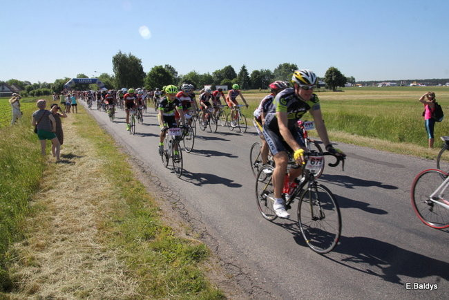 Kolarze na trasie. Grzegorz Brzechwa apeluje o rozwagę  (zdjęcia ze startu)