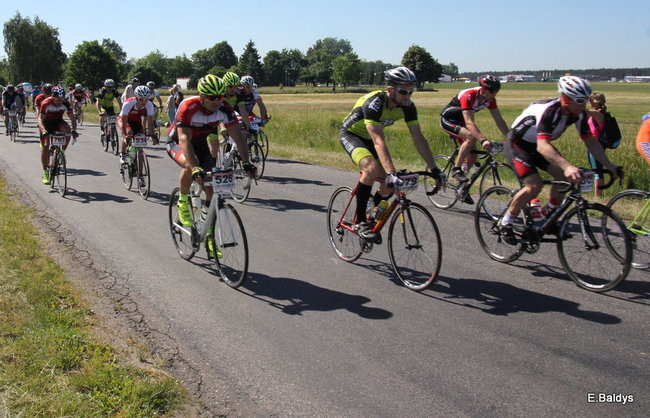 Kolarze na trasie. Grzegorz Brzechwa apeluje o rozwagę  (zdjęcia ze startu)