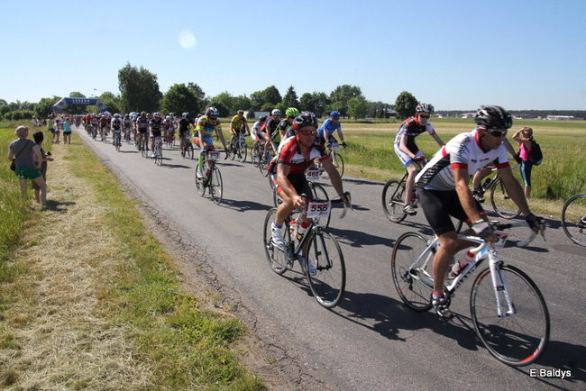 Kolarze na trasie. Grzegorz Brzechwa apeluje o rozwagę  (zdjęcia ze startu)