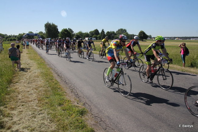 Kolarze na trasie. Grzegorz Brzechwa apeluje o rozwagę  (zdjęcia ze startu)