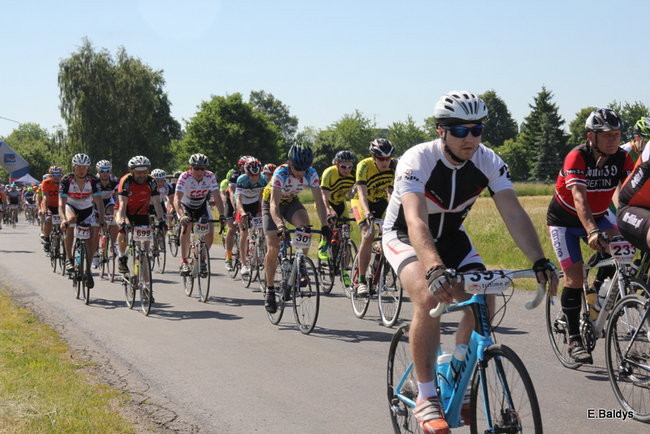 Kolarze na trasie. Grzegorz Brzechwa apeluje o rozwagę  (zdjęcia ze startu)