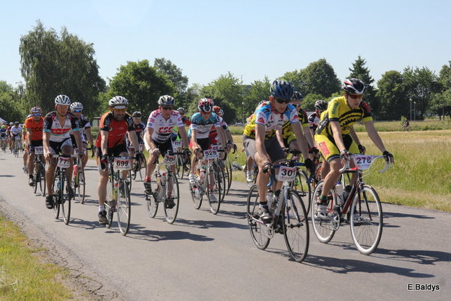 Kolarze na trasie. Grzegorz Brzechwa apeluje o rozwagę  (zdjęcia ze startu)