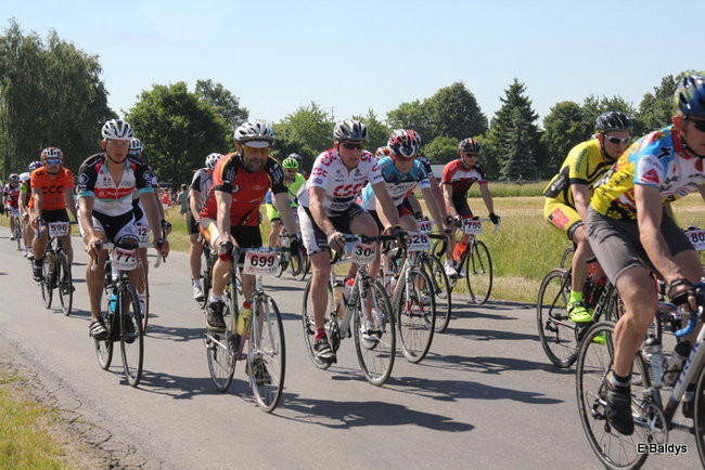 Kolarze na trasie. Grzegorz Brzechwa apeluje o rozwagę  (zdjęcia ze startu)