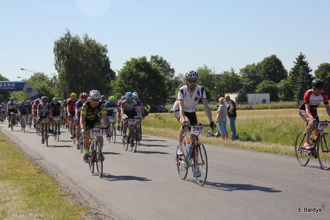 Kolarze na trasie. Grzegorz Brzechwa apeluje o rozwagę  (zdjęcia ze startu)