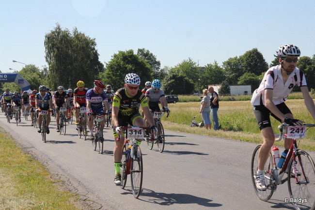 Kolarze na trasie. Grzegorz Brzechwa apeluje o rozwagę  (zdjęcia ze startu)