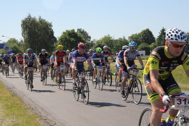 Kolarze na trasie. Grzegorz Brzechwa apeluje o rozwagę  (zdjęcia ze startu)