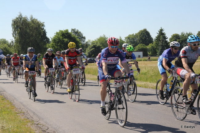 Kolarze na trasie. Grzegorz Brzechwa apeluje o rozwagę  (zdjęcia ze startu)