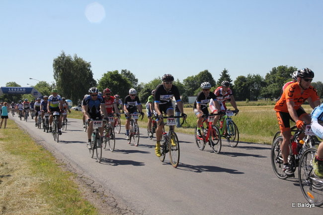 Kolarze na trasie. Grzegorz Brzechwa apeluje o rozwagę  (zdjęcia ze startu)