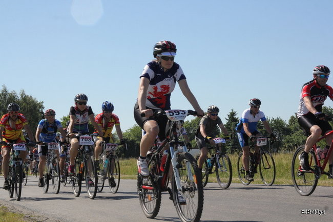 Kolarze na trasie. Grzegorz Brzechwa apeluje o rozwagę  (zdjęcia ze startu)
