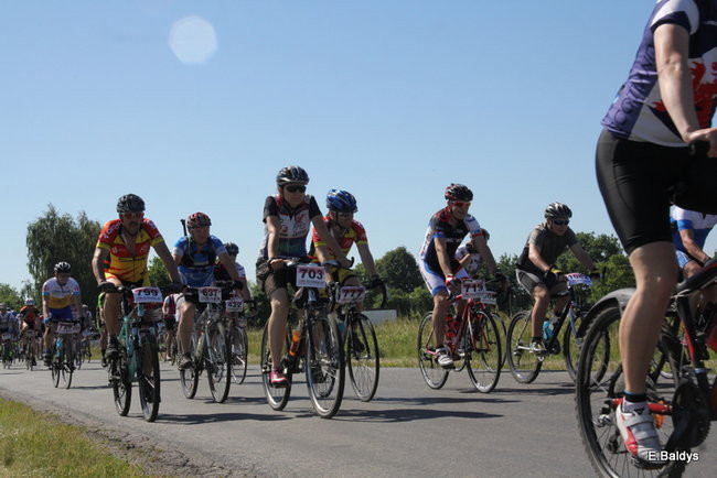 Kolarze na trasie. Grzegorz Brzechwa apeluje o rozwagę  (zdjęcia ze startu)