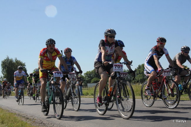 Kolarze na trasie. Grzegorz Brzechwa apeluje o rozwagę  (zdjęcia ze startu)