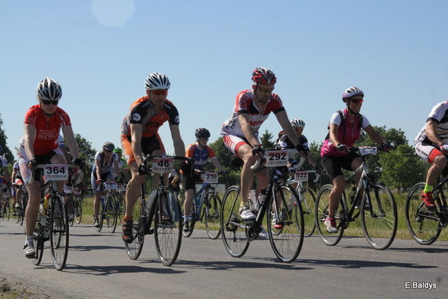Kolarze na trasie. Grzegorz Brzechwa apeluje o rozwagę  (zdjęcia ze startu)