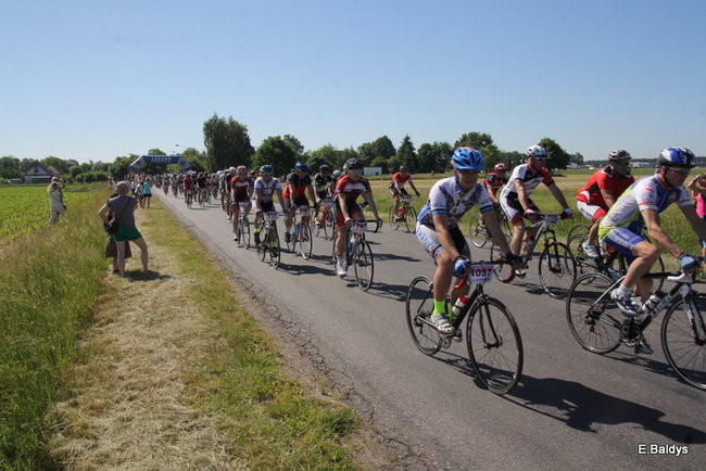 Kolarze na trasie. Grzegorz Brzechwa apeluje o rozwagę  (zdjęcia ze startu)