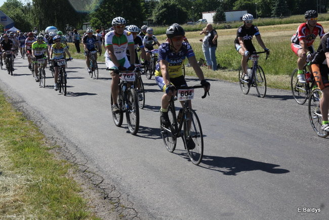 Kolarze na trasie. Grzegorz Brzechwa apeluje o rozwagę  (zdjęcia ze startu)