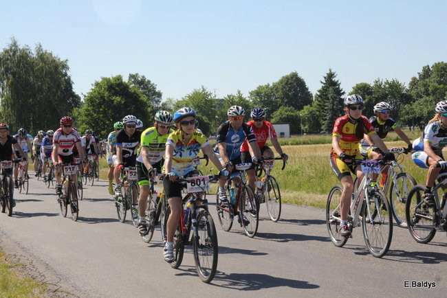 Kolarze na trasie. Grzegorz Brzechwa apeluje o rozwagę  (zdjęcia ze startu)