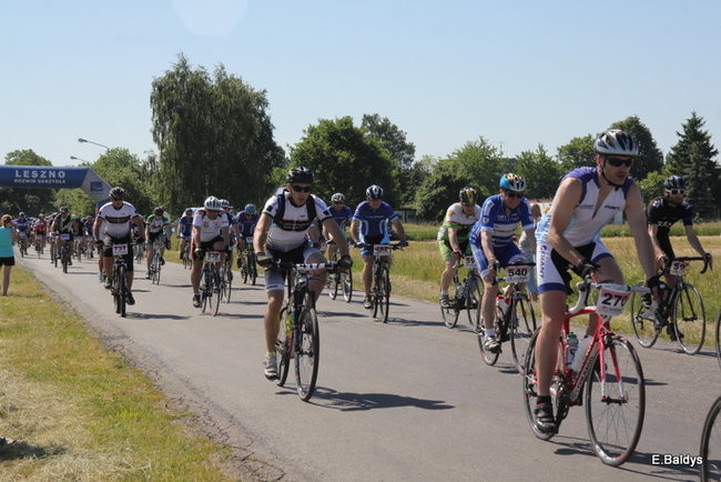 Kolarze na trasie. Grzegorz Brzechwa apeluje o rozwagę  (zdjęcia ze startu)