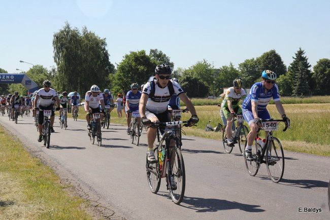 Kolarze na trasie. Grzegorz Brzechwa apeluje o rozwagę  (zdjęcia ze startu)