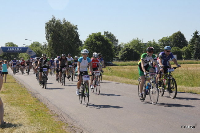 Kolarze na trasie. Grzegorz Brzechwa apeluje o rozwagę  (zdjęcia ze startu)