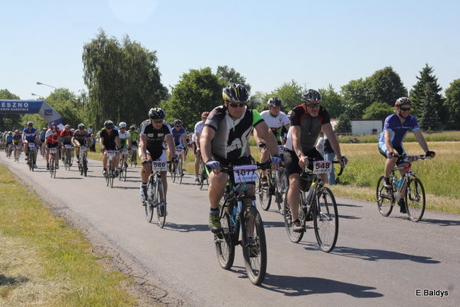 Kolarze na trasie. Grzegorz Brzechwa apeluje o rozwagę  (zdjęcia ze startu)