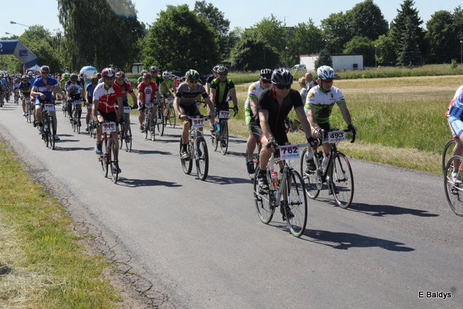 Kolarze na trasie. Grzegorz Brzechwa apeluje o rozwagę  (zdjęcia ze startu)