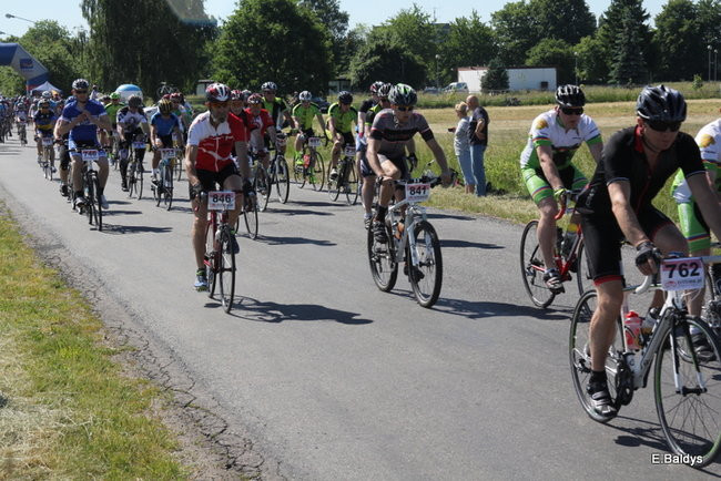 Kolarze na trasie. Grzegorz Brzechwa apeluje o rozwagę  (zdjęcia ze startu)
