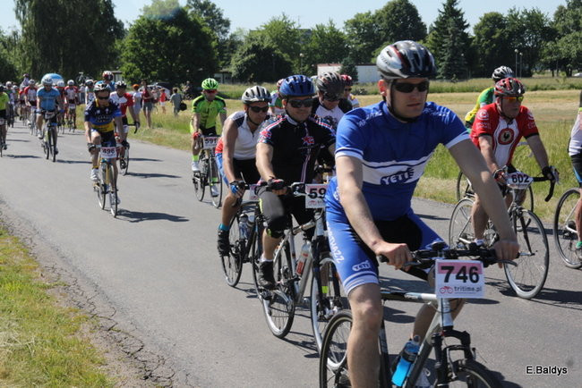 Kolarze na trasie. Grzegorz Brzechwa apeluje o rozwagę  (zdjęcia ze startu)