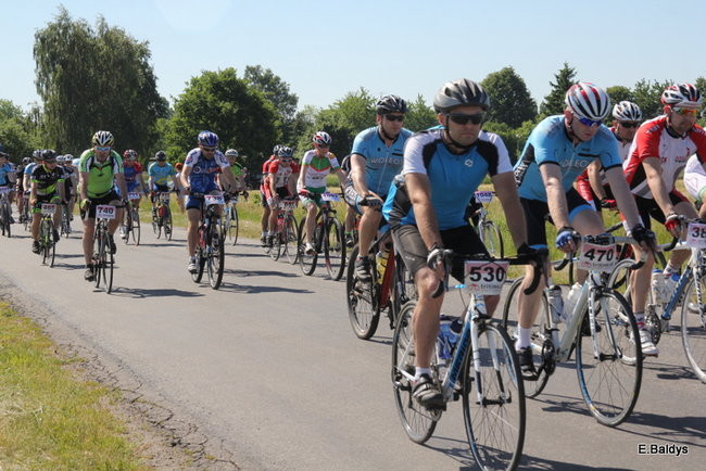 Kolarze na trasie. Grzegorz Brzechwa apeluje o rozwagę  (zdjęcia ze startu)