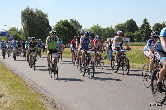 Kolarze na trasie. Grzegorz Brzechwa apeluje o rozwagę  (zdjęcia ze startu)