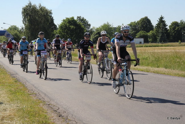 Kolarze na trasie. Grzegorz Brzechwa apeluje o rozwagę  (zdjęcia ze startu)