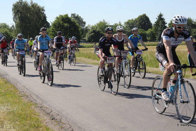 Kolarze na trasie. Grzegorz Brzechwa apeluje o rozwagę  (zdjęcia ze startu)