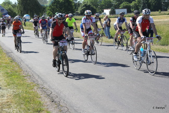 Kolarze na trasie. Grzegorz Brzechwa apeluje o rozwagę  (zdjęcia ze startu)