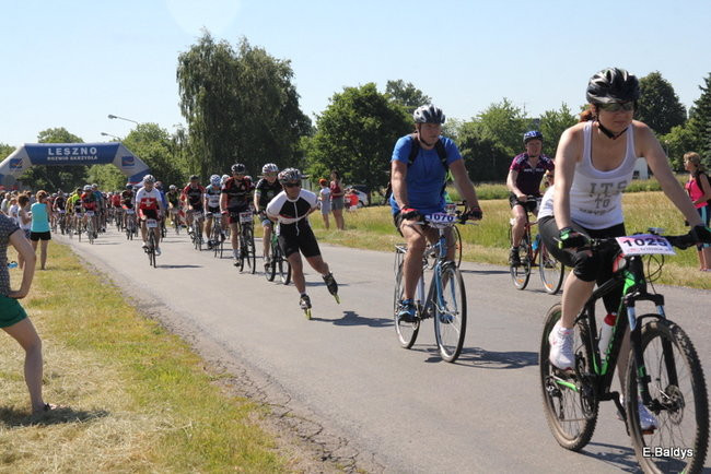 Kolarze na trasie. Grzegorz Brzechwa apeluje o rozwagę  (zdjęcia ze startu)