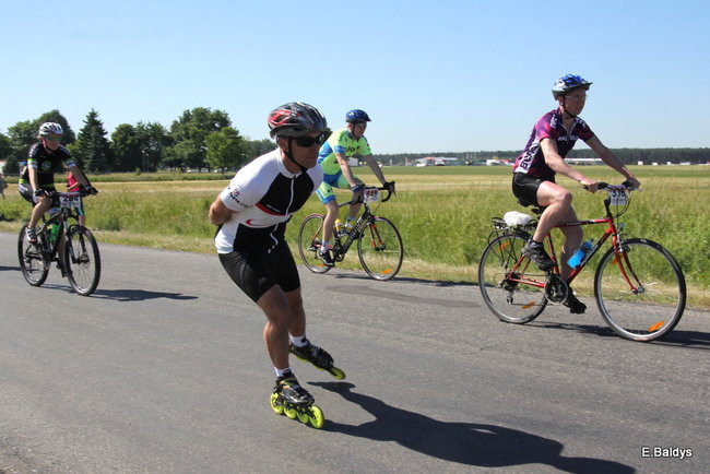Kolarze na trasie. Grzegorz Brzechwa apeluje o rozwagę  (zdjęcia ze startu)
