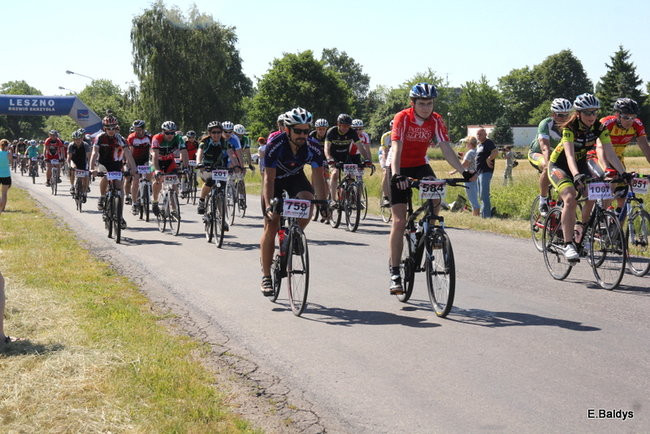 Kolarze na trasie. Grzegorz Brzechwa apeluje o rozwagę  (zdjęcia ze startu)